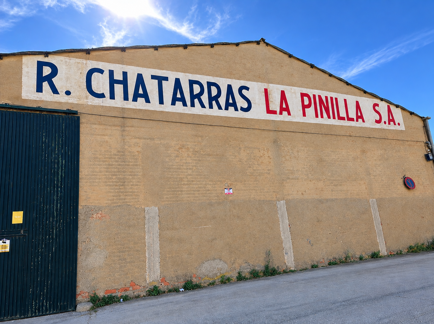 Fachada de Chatarras La Pinilla en San Adrián, Navarra