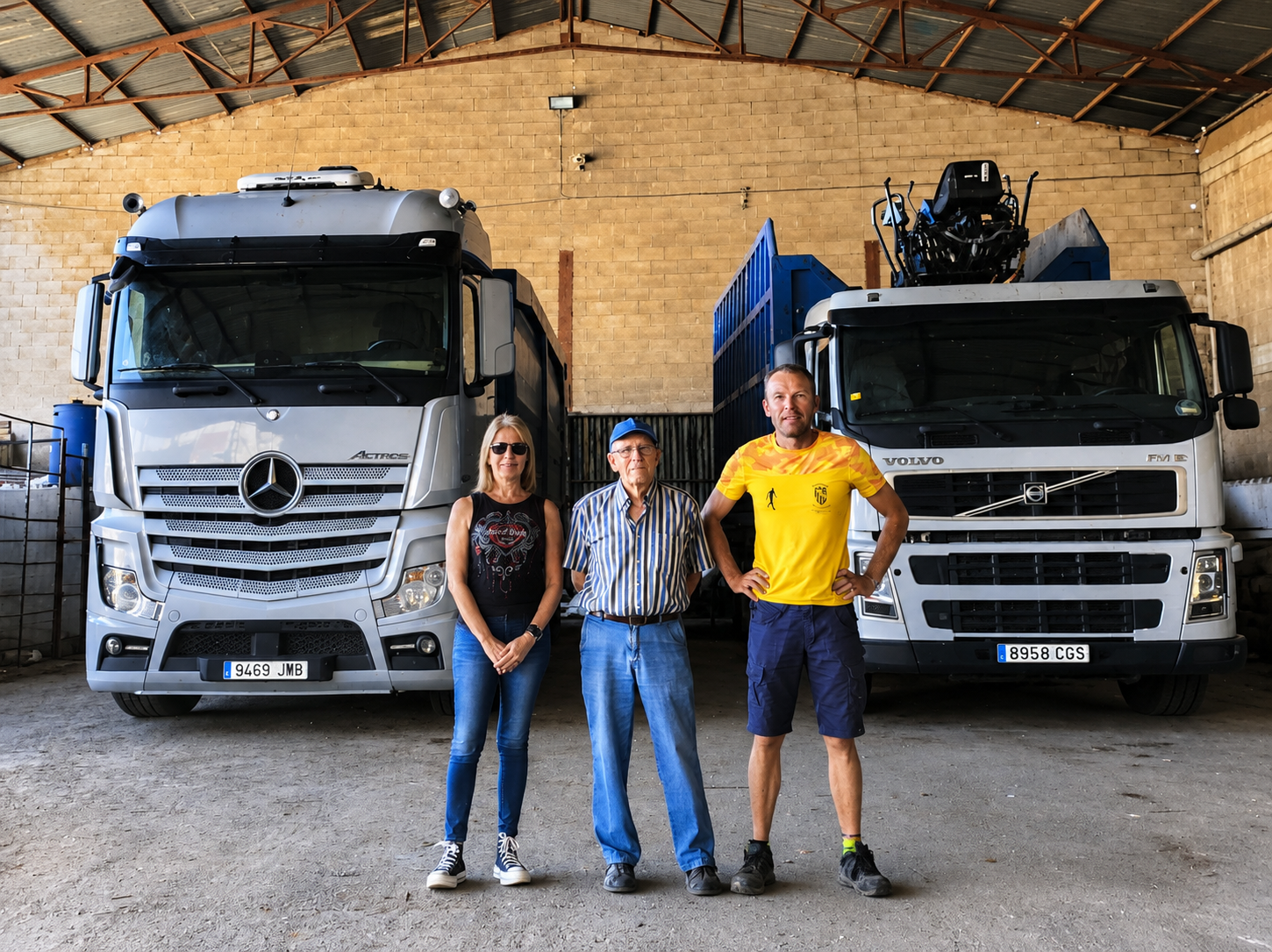 Equipo familiar de Chatarras La Pinilla junto a sus camiones en San Adrián, Navarra